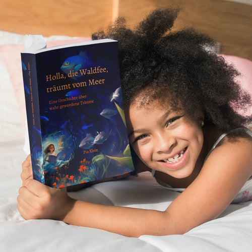 Mädchen liest Kinderbuch „Holla, die Waldfee, träumt vom Meer" – quadratisches Mockup-Bild für Buchshop von Autorin Pia Klein
