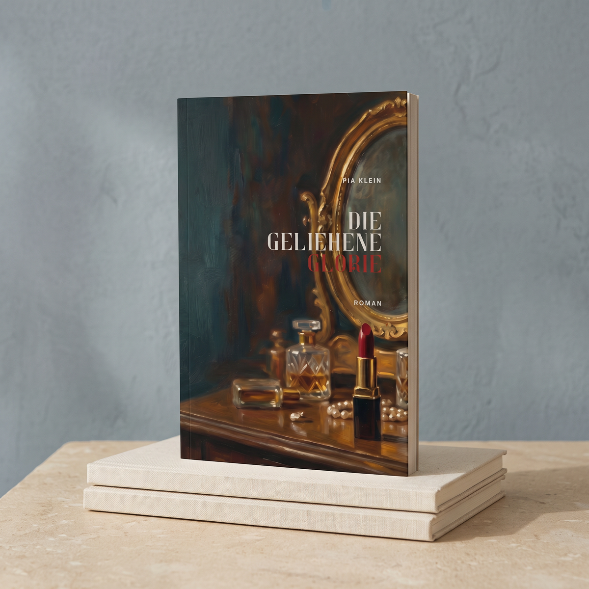 Roman „Die geliehene Glorie“ von Pia Klein, Taschenbuch vor graublauer Wand